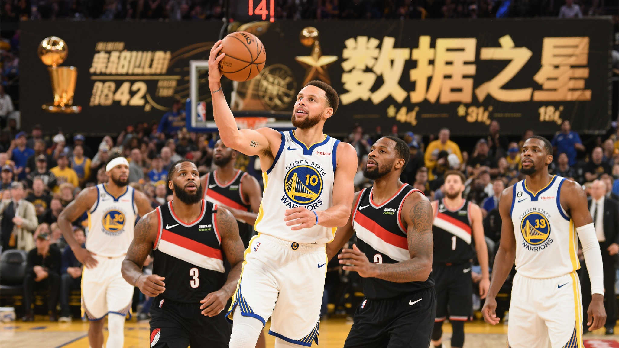 在激动人心的篮球总决赛中，球员们以卓越表现和华丽的